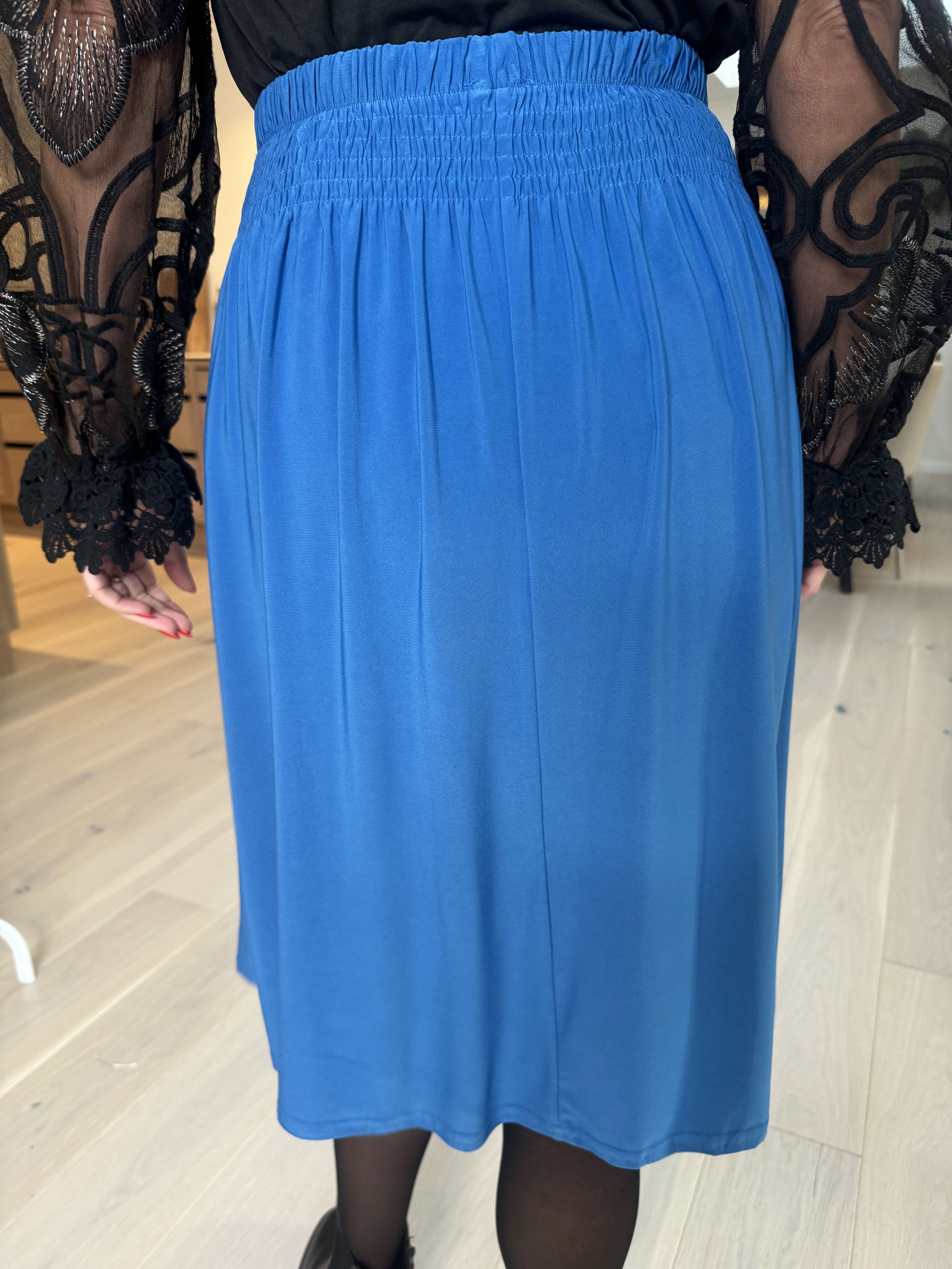 Pams Plain Skirt - Ensfarvet nederdel i elastisk stof